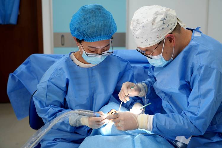 三亚微笑口腔医院医生_三亚微笑牙科诊所怎么样_三亚微笑口腔医院种植牙怎么样